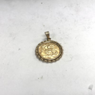 A 1911 half sovereign in a 9ct pendant mount. Approx weight 5.6 grams.