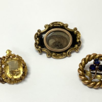 3 Edwardian and Victorian yellow metal brooches. (A)