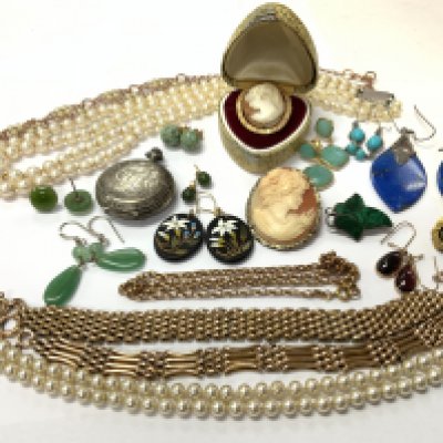 Small collection of mixed costume jewellery. Postage category A.