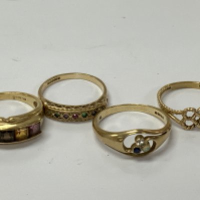 Four 9ct gold rings. Approximately 7.80g. Postage category A.