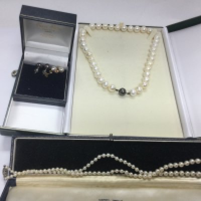 A cultured pearl necklace and earrings plus a vintage pearl necklace (3). Shipping category B.