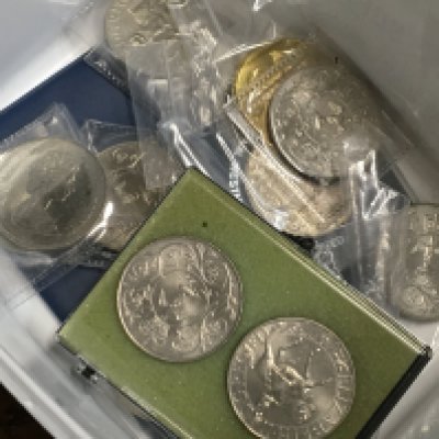 Commemorative crowns, watches, costume jewellery. This lot cannot be posted