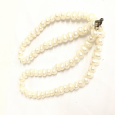 A Pearl necklace. Postage category A
