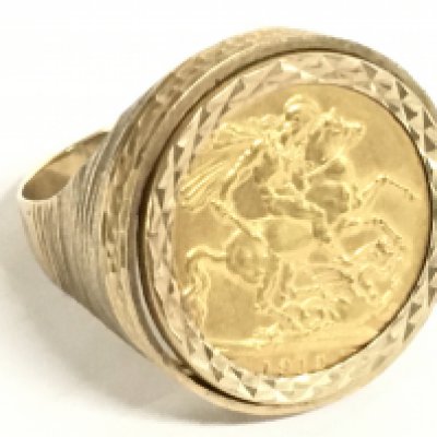 A 1912 full sovereign 9ct gold ring. 14.4g total weight. Postage category A
