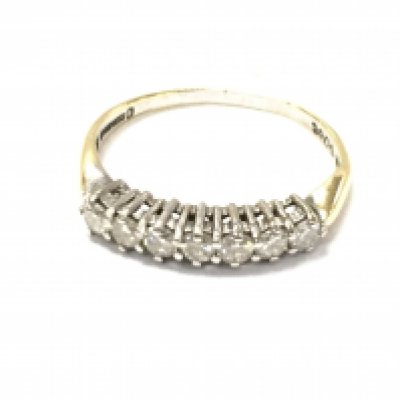 An 18ct gold ring set with seven stones. Size P and 2.39g approx 0.5ct diamond total.