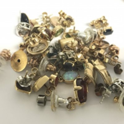 An assortment of earrings including some 9ct gold. Total 32g approx. Postage category A