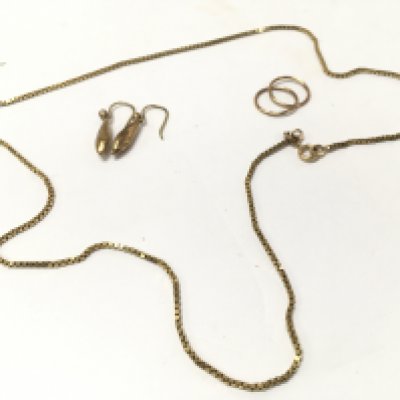 A 9ct gold box chain with two pairs of 9ct gold earrings.