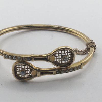 A Quality 9carat gold bracelet the ends in the form of tennis rackets and set with cultured pearls. Weight 10g approximately.