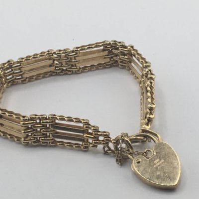 A quality 9carat gold gate bracelet with padlock clasp. Weight 20g