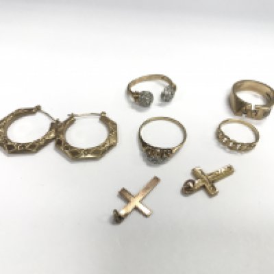 A collection of 9ct gold earrings pendants and rings. Approx 14.82 grams.