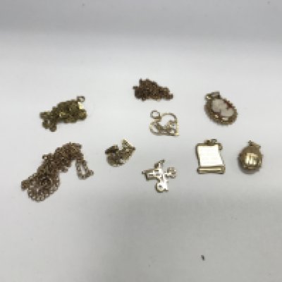 A collection of 9ct gold chains and pendants, approx weight 11.18 grams.