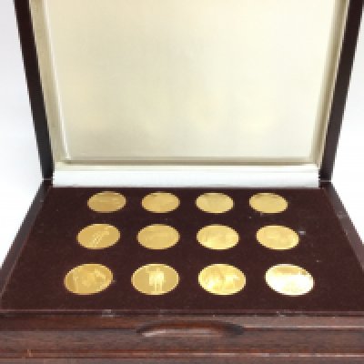 A cased set of John Pinches 24 carat gold on bronze The Treasures Of Pompeii medallions, postage category C