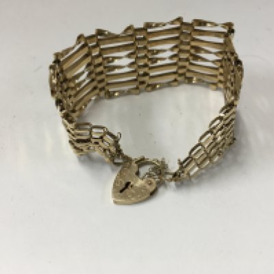 A 9ct gold gate bracelet.approx 14.9 grams.
