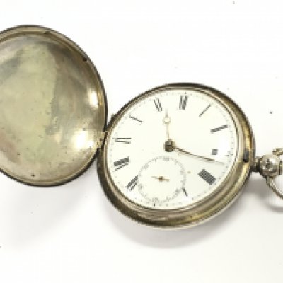 A gentlemans full hunter silver hallmarked pocket watch. This lot cannot be posted