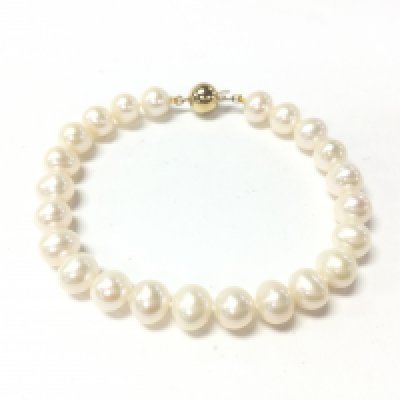 A white round cultured pearl bracelet with 9ct gold ball clasp.