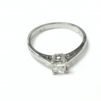 A platinum princess cut diamond solitaire ring with certificate. Diamond 0.25ct size O Postage A