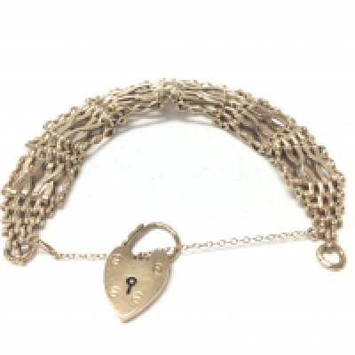 A 9ct gold bracelet with heart padlock clasp. 25.69g
