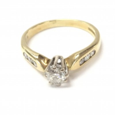 An 18ct gold diamond ring with approximately 0.25ct central stone. Size O and 3.69g. Postage A