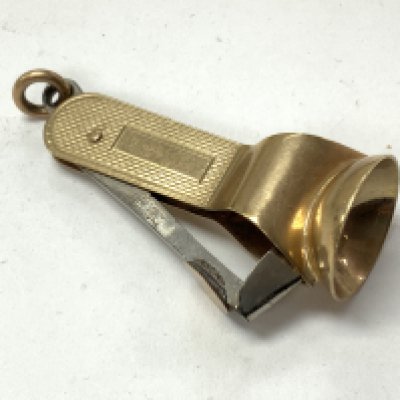 9ct gold cigar cutler. 9.9g Postage category A.
