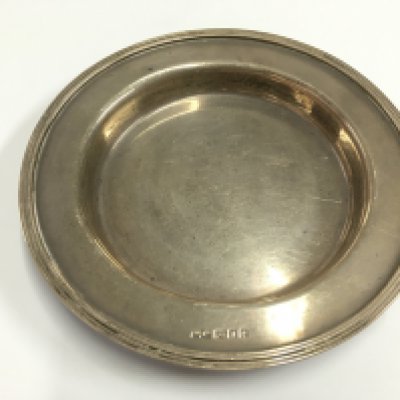 A Mappin and Webb hallmarked silver dish from 1920s. 169.50g and 16.5cm diameter. Postage B