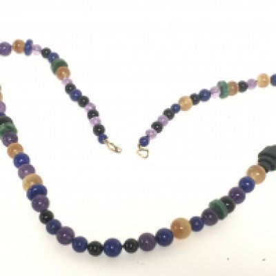 A vintage lapis, amethyst and agate bead necklace. Postage cat A- NO RESERVE