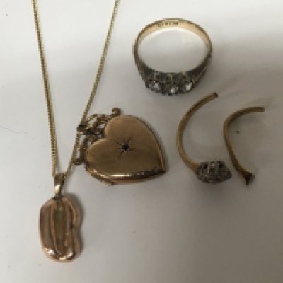A 9carat gold chain with attached gold coffee bean pendent weight 5.5g a gold front and back heart shaped locket and other oddments.