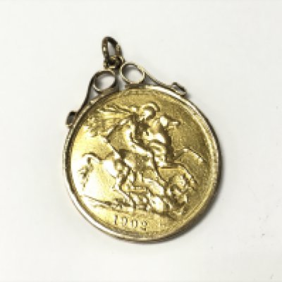 A 1902 double sovereign in mount. 17.22g total. Postage A