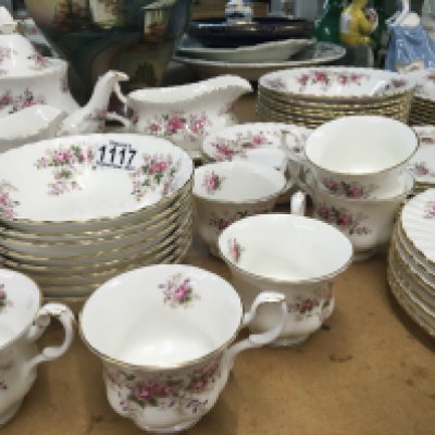 A Royal Albert Lavender Rose porcelain bone china dinner and tea set six place setting.no obvious damage first quality.