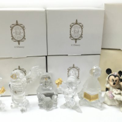 A collection of boxed Disney Lenox figures, with certificates. Figures include Minnies Dream Wedding, Daisies From Dopey etc. This lot cannot be posted