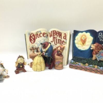 Boxed Disney Traditions Showcase Collection Storybook ceramic figures groups. Figures including 4031483 Love Endures, 6001269 Remember Who You Are, A21429 Cogsworth hanging ornament etc. No obvious damage or restoration This lot cannot be posted