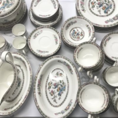 A wedgewood Kutani Crane pattern dinner service. No obvious damage noted. Postage D