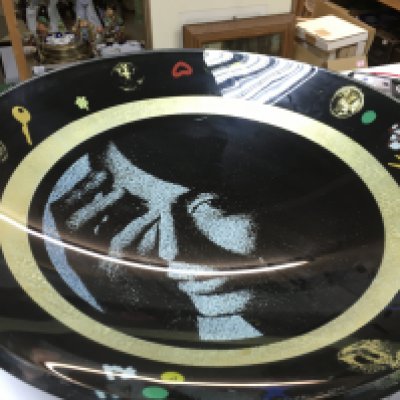 A studio charger by Fred Difrenzi Ameircan 2000, another American beauty. 58cm wide. This lot cannot be posted