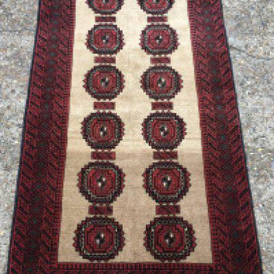 A Balouch wool iran rug, dimensions 170x92cm.
