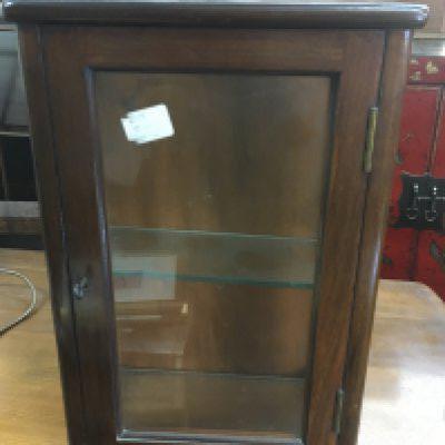 A mahogany hanging cabinet 15x30x45cm