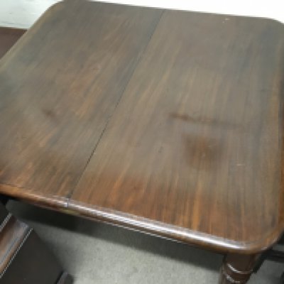A Victorian mahogany dining table with matching chairs. NO RESERVE