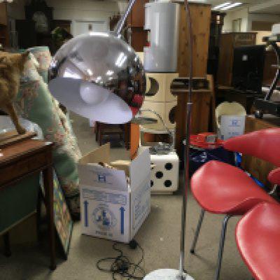 A modern chromed anglepoise standard lamp. Shipping category D.