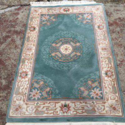 A Chinese rug, dimensions 190x124