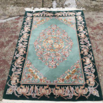 A Chinese Rug with fighting cock design, dimensions 188x124cm