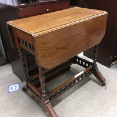 A walnut Victorian drop flap side table, dimensions 30x61x61cm