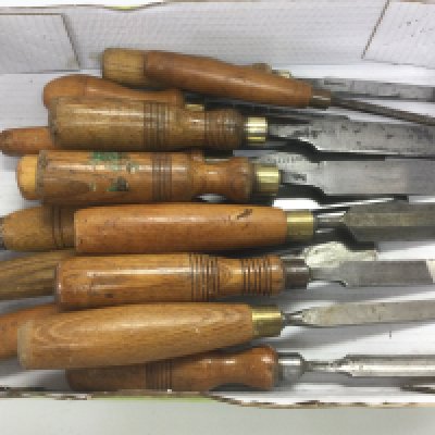 A tray of vintage woodwork chisels. Shipping category D.