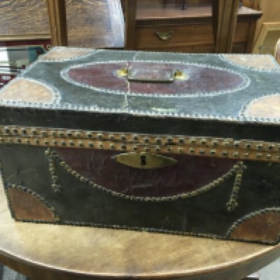 A leather bound vintage box. Dimensions 29x45x23cm