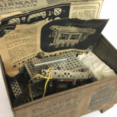 A 1940s Players airman tin cigarette box vintage Meccano parts and manual. NO RESERVE