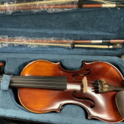 A Modern cased student violin. (D) NO RESERVE