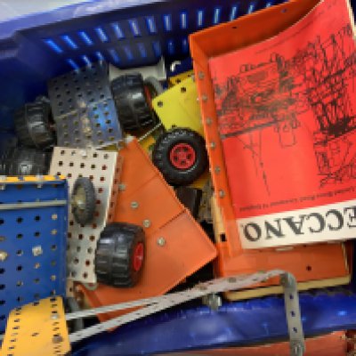 A box of vintage Meccano parts. (D)- NO RESERVE