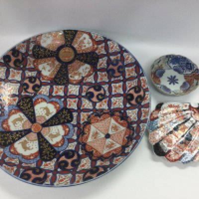 WITHDRAWN - An Imari charger 48cm and two smaller Oriental dishes (4). Shipping category D. NO RESERVE