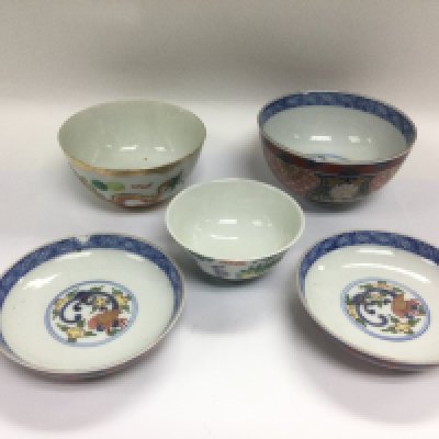 Five Oriental bowls, mostly decorated with dragons, largest diameter approx 12.5cm. Shipping category D.