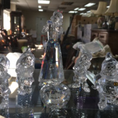 Swarovski Disney figures including Snow White, Grumpy, Bashful, Sneezy and Doc, together with apple shaped Plaque. Boxed with certificate of authenticity. No obvious damage or restoration