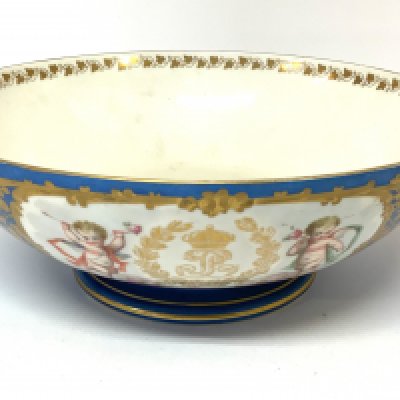 A large Sevres Chateau des Tuileries Pattern Porcelain fruit bowl, France, 19th century. 28.5cm x 10.5cm (D)