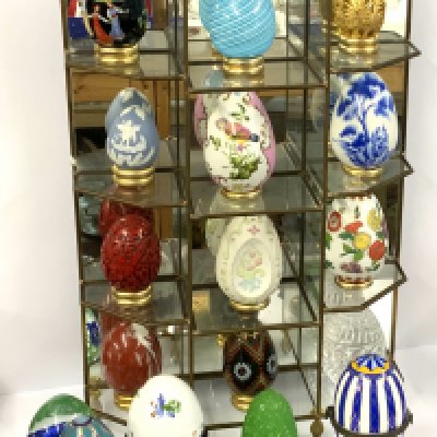 A collection of modern collectors eggs. (D)