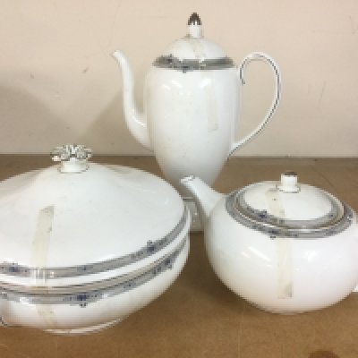 Six boxes containing a Wedgwood dinner service in Amherst pattern. Shipping category D.